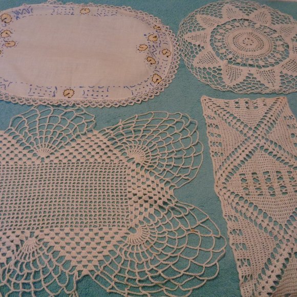 OLD MONEY 3  HAND CROCHETED VINTAGE DOLIES & 1 EMROIDERED VANITY RUNNER … - Picture 2 of 8